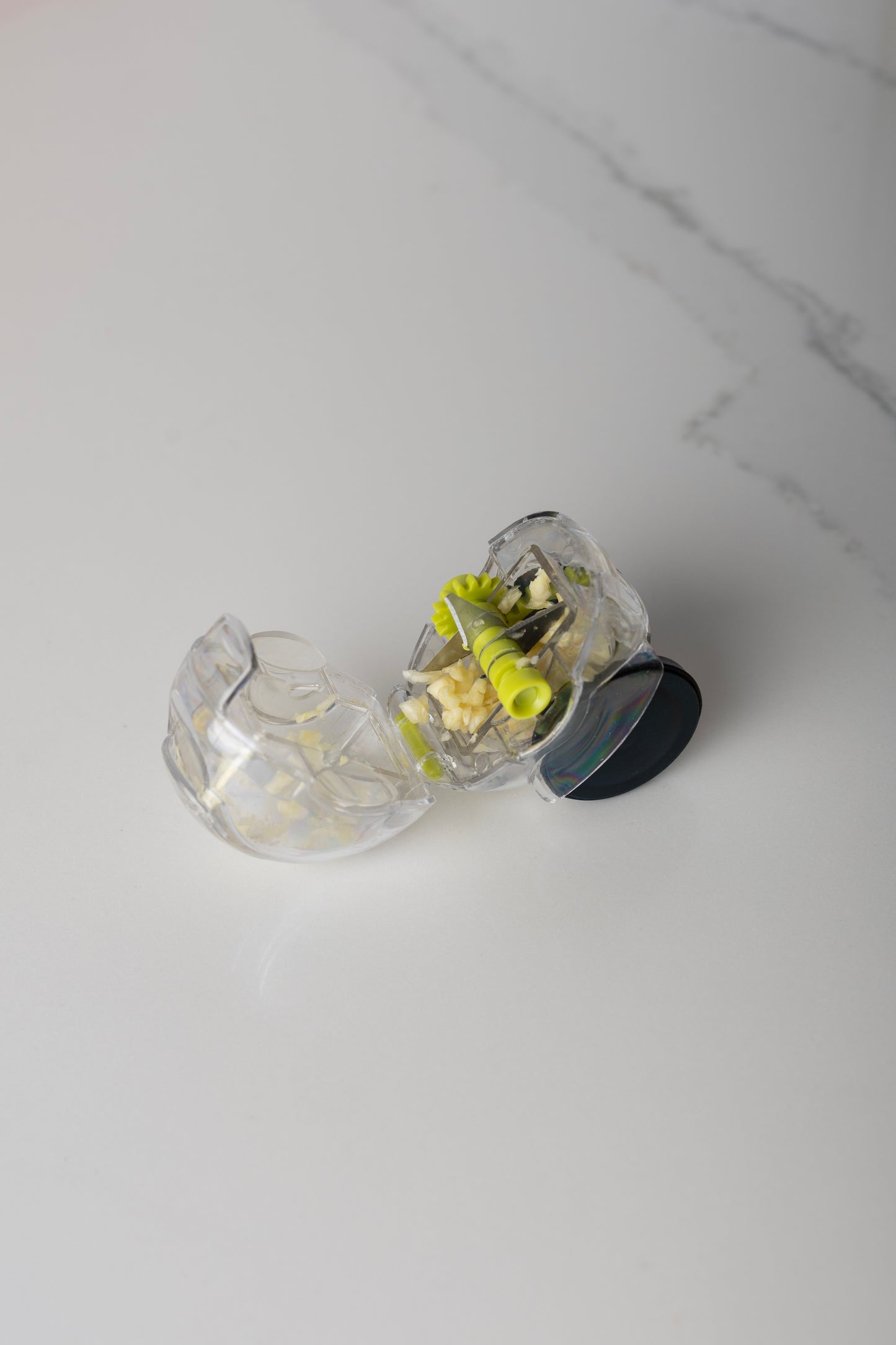 Manual garlic chopper