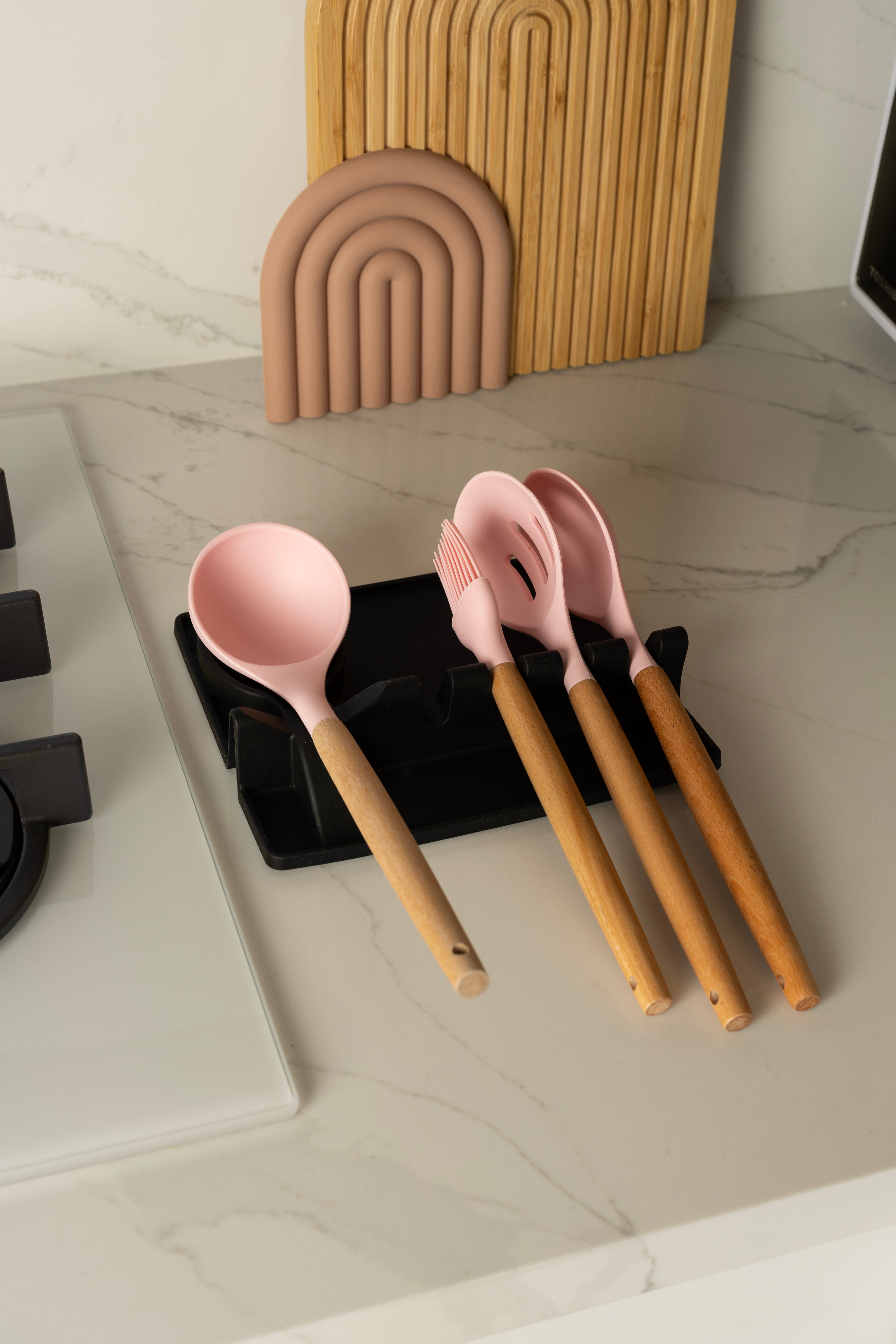 Silicone spoon rest with drip pad
