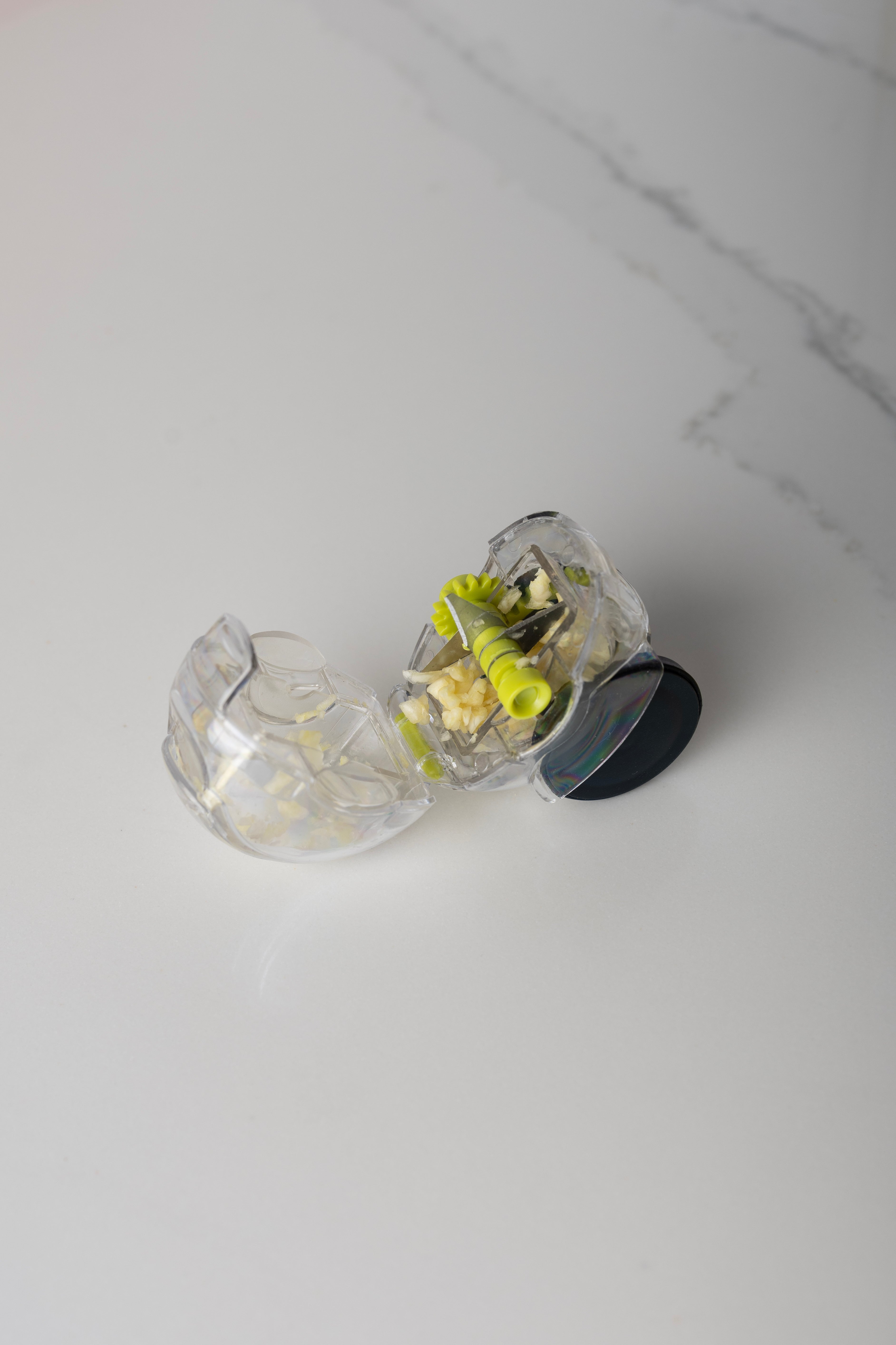 Manual garlic chopper