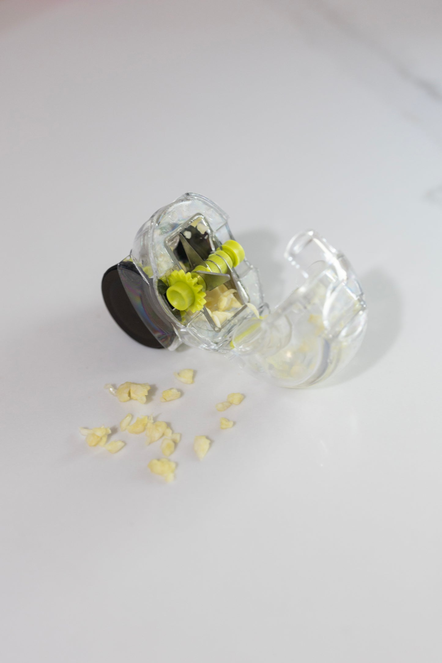 Manual garlic chopper